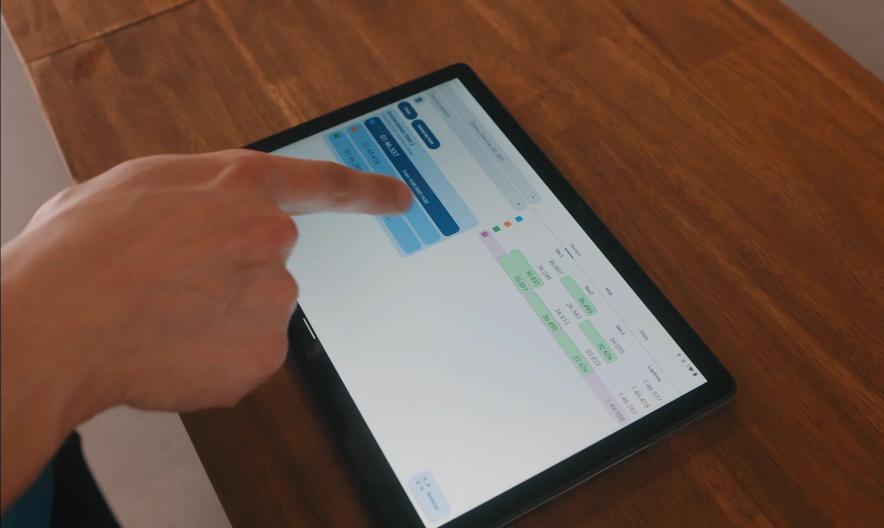 Trackside-Ingenieur prüft Rundendaten auf einem Tablet